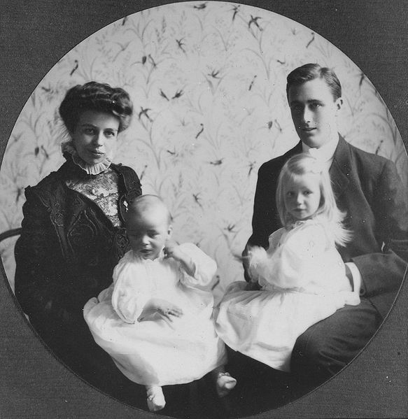 File:Franklin D. Roosevelt and Eleanor Roosevelt with Anna and baby James, formal portrait in Hyde Park, New York 1908.jpg